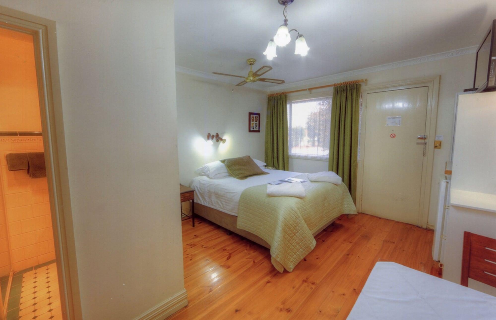 The Lodge Outback Motel Broken Hill Exterior photo
